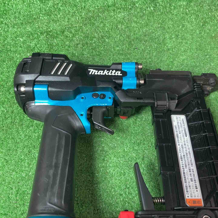 【中古品】★マキタ(makita) 高圧フロアタッカ AT451HM【岩槻店】