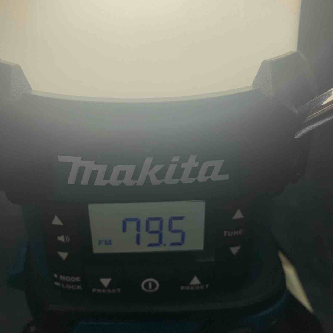 ★マキタ(makita) コードレスランタン付きラジオ MR054