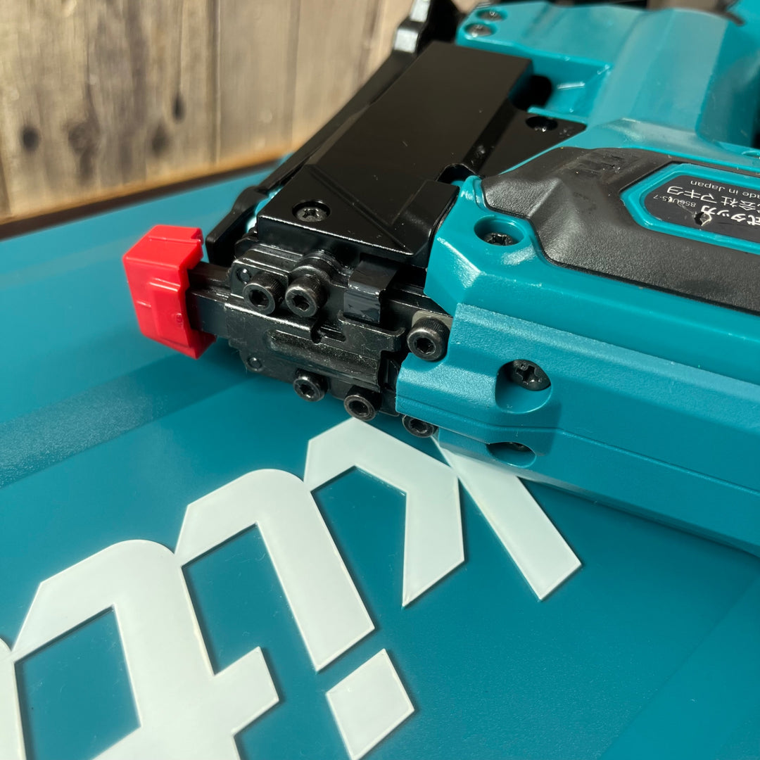 【中古品】★マキタ(makita) コードレスタッカー ST421DZK【東大和店】