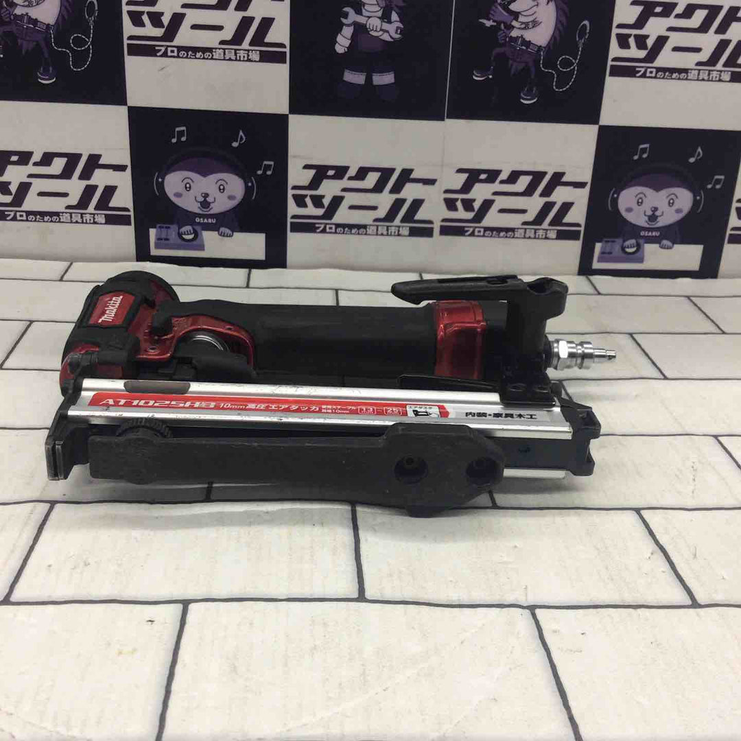 〇マキタ(makita) 高圧エアタッカ エアダスタ付 10mm 赤 AT1025HB【所沢店】