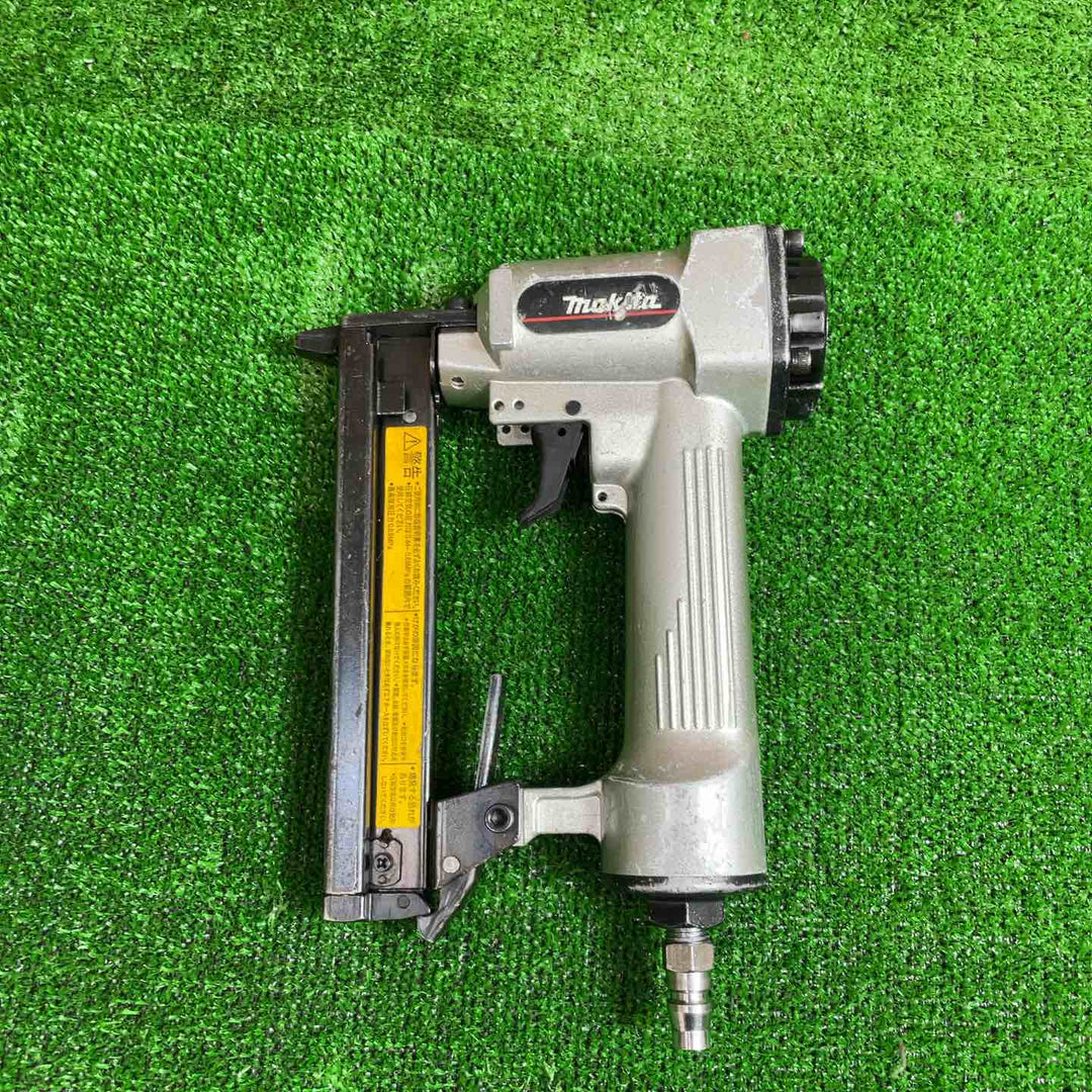 マキタ(makita) 4mm常圧エアタッカ AT425BZK【桶川店】