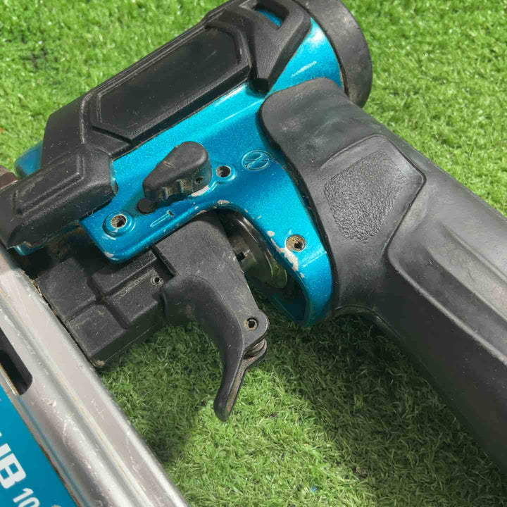 マキタ(Makita) 10mm高圧エアタッカ 青 AT1025HBM【川口店】