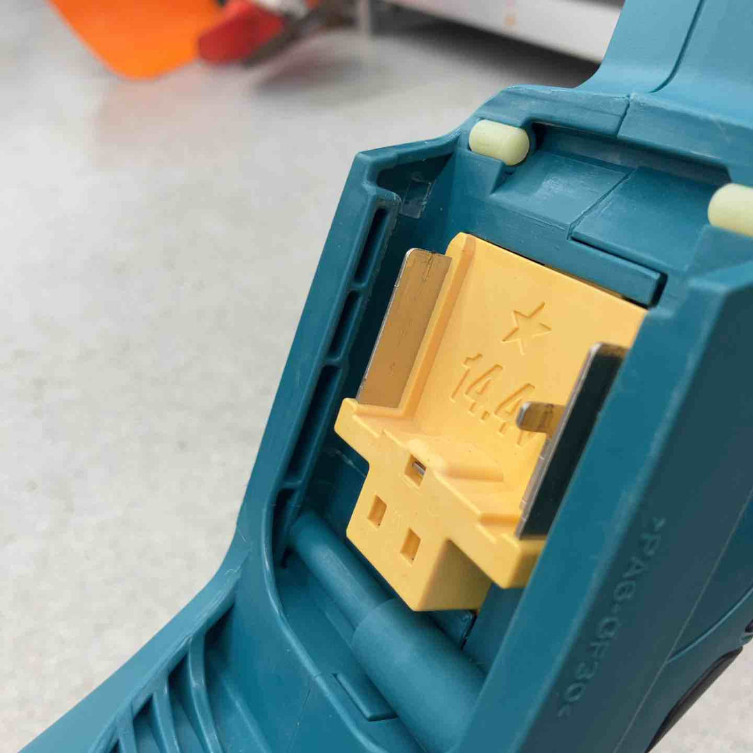 ◇マキタ 充電式草刈機 14.4V 260mm (本体のみ) MUR141DZ【八潮店】