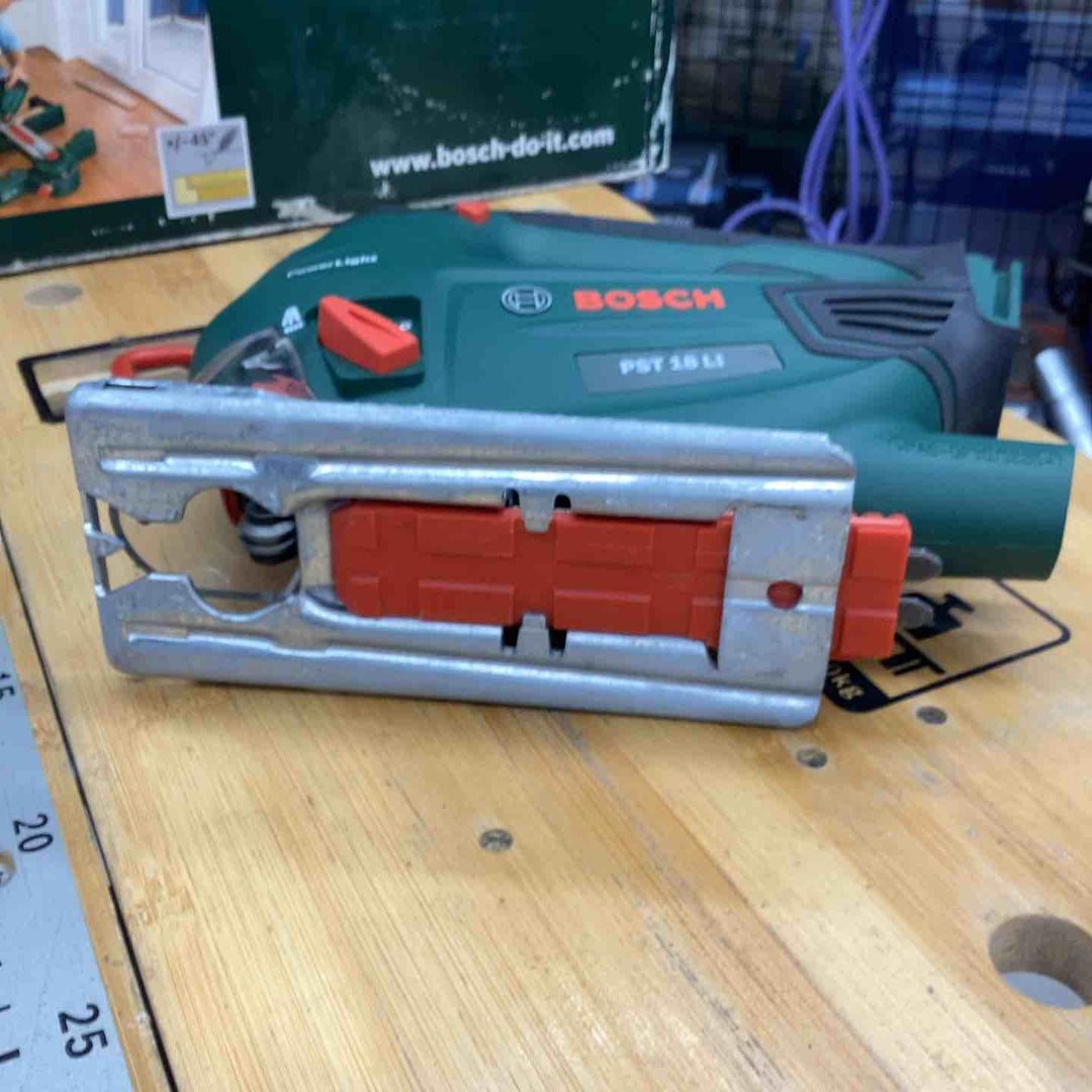 【店頭受取り限定】BOSCH 3点セット ジグソーガイド（PLS300） ワークベンチ（PWB600） ジグソー（PST18LIH )バッテリー18V1.5Ah×1【越谷店】