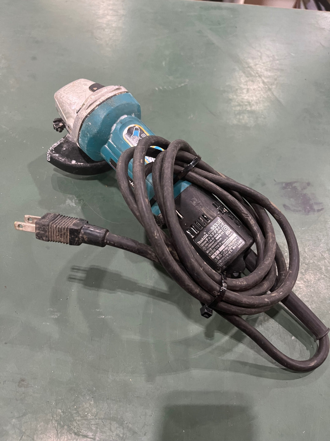 ☆マキタ(makita) 100mmディスクグラインダ 9533B【川口店】