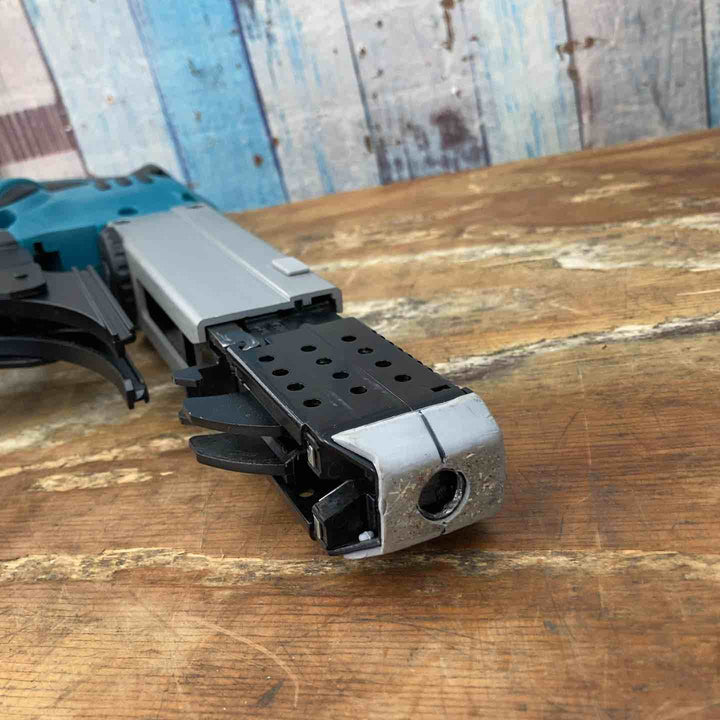 ◇マキタ(makita) オートパックスクリュードライバー 6842L 縦型連結ネジ【柏店】